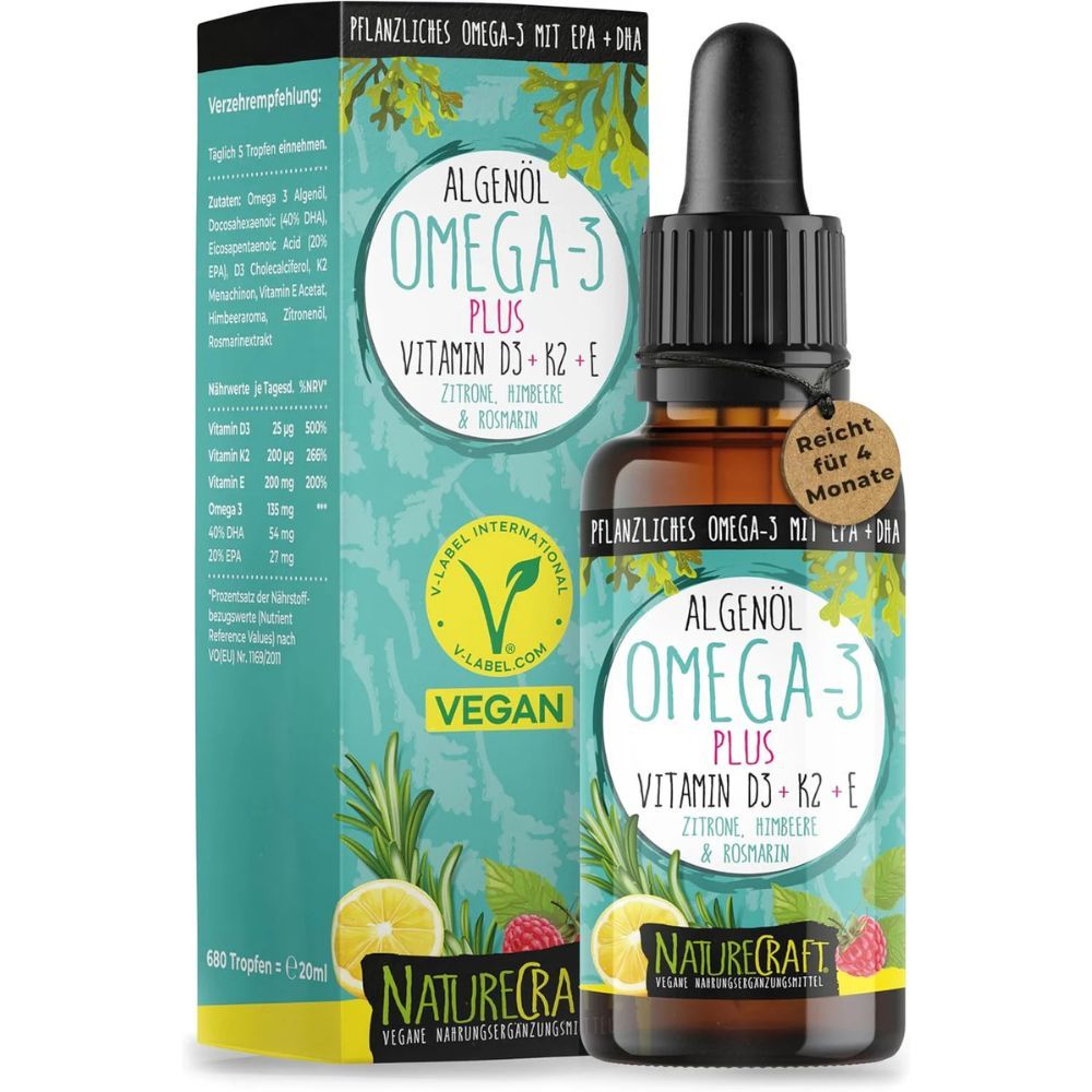 Bruine glazen fles met druppelaar en doos. Opschrift: Algenolie Omega-3 Plus, Vitamine D3+K2+E. Vegan zegel. Citroen, framboos, rozemarijn.