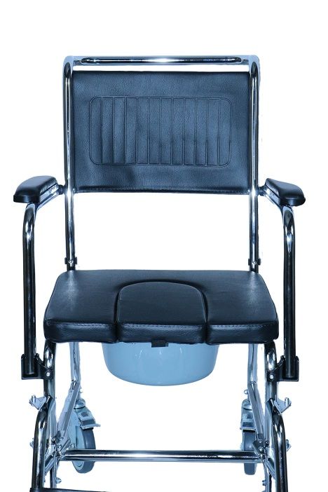 Close-up van een toiletstoel. Gewatteerde zitting met opening, rugleuning, armleuningen. Verchroomd frame, emmer.