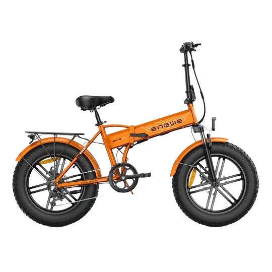 Vélo pliant orange avec pneus noirs. Marque ENGWE visible. Garde-boue avant et arrière. Porte-bagages.