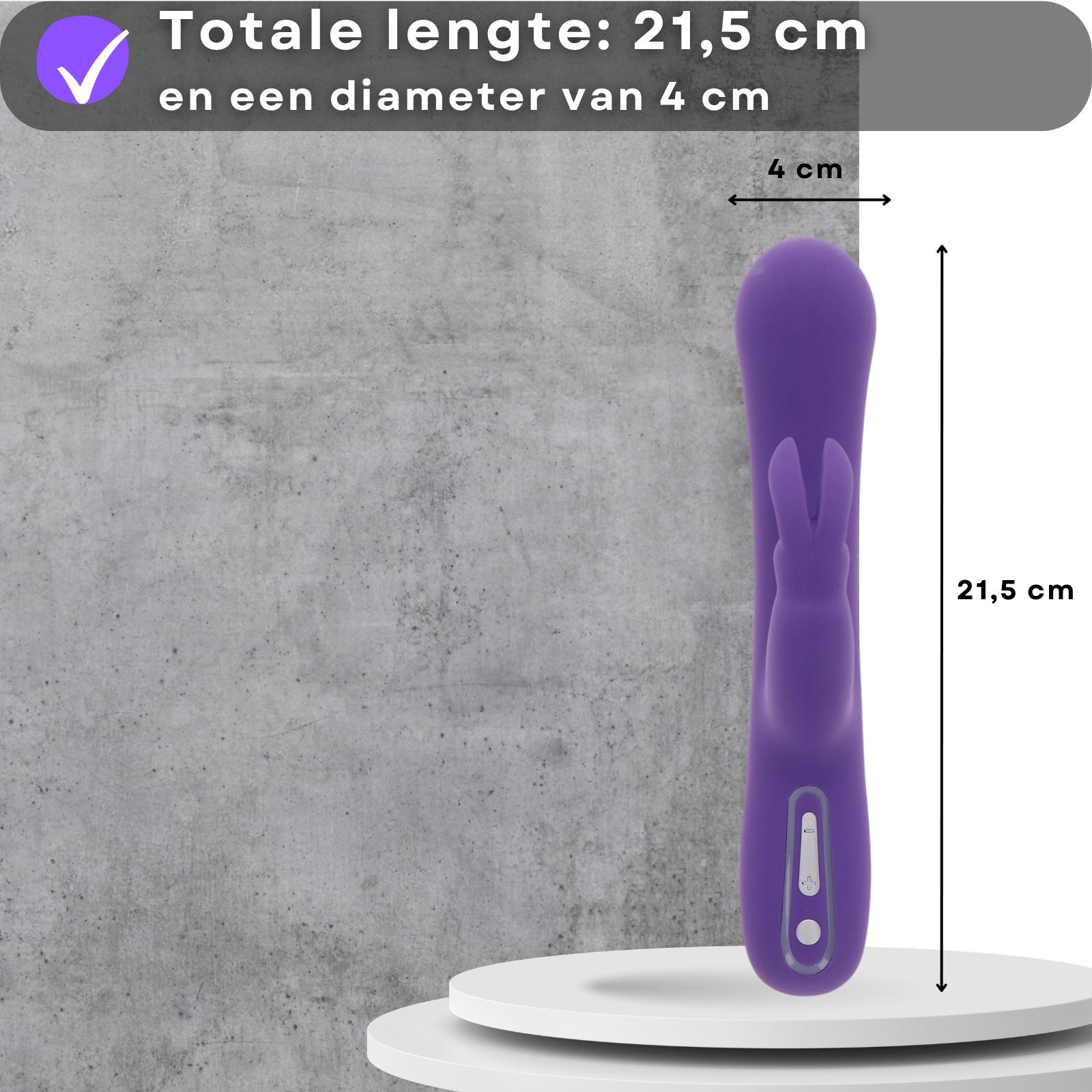 Paarse vibrator. 21,5 cm lang, 4 cm diameter. Op voetstuk. Grijze achtergrond.