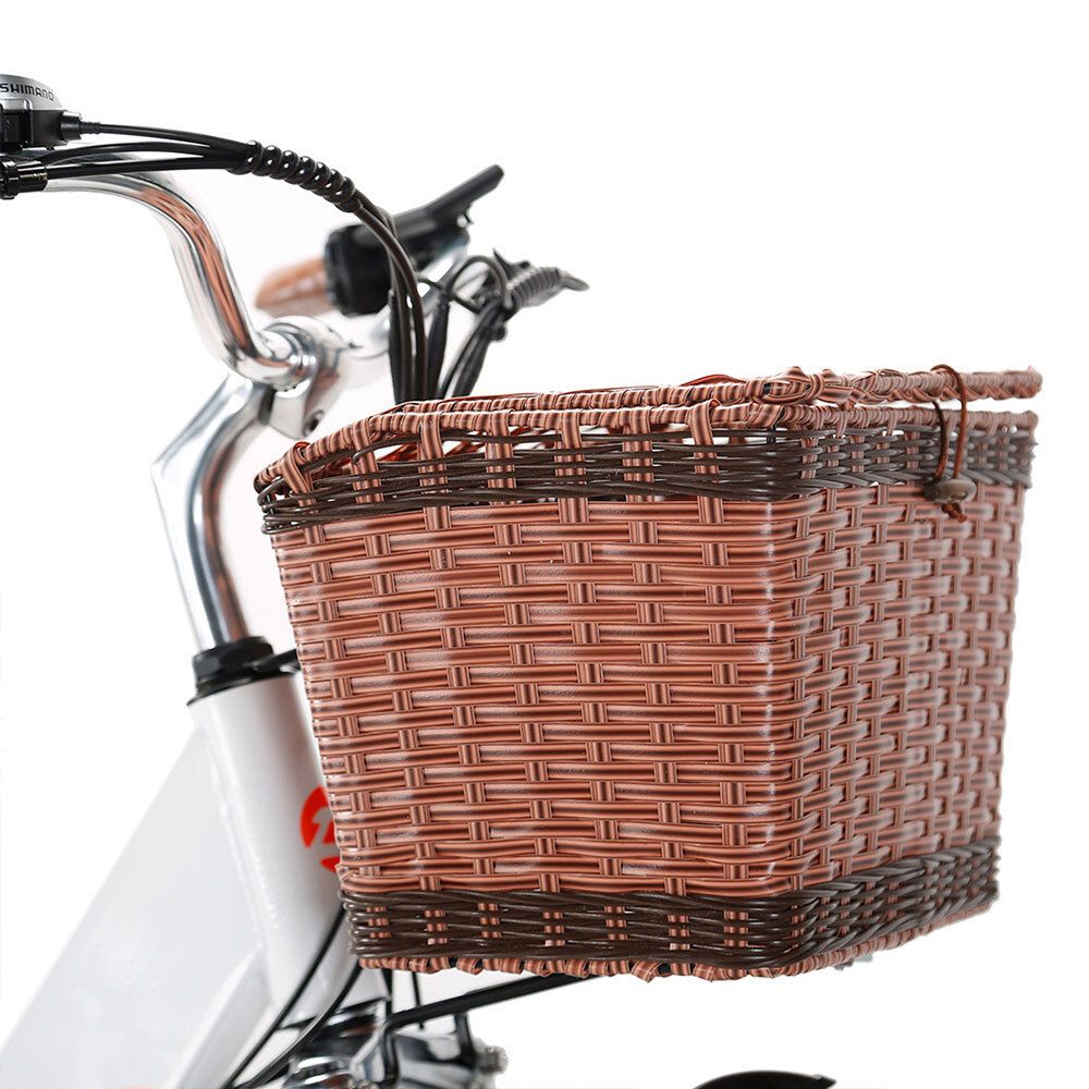 Close-up van de mand van een elektrische fiets. Gevlochten ontwerp, bruine kleur, bevestigd aan het stuur.