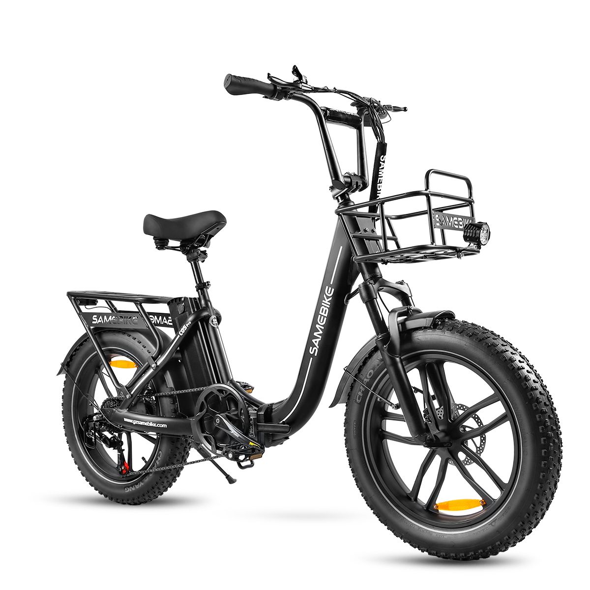 Zwarte SAMEBIKE C05 Pro e-bike met mand, bagagedrager en brede banden. Merk zichtbaar.