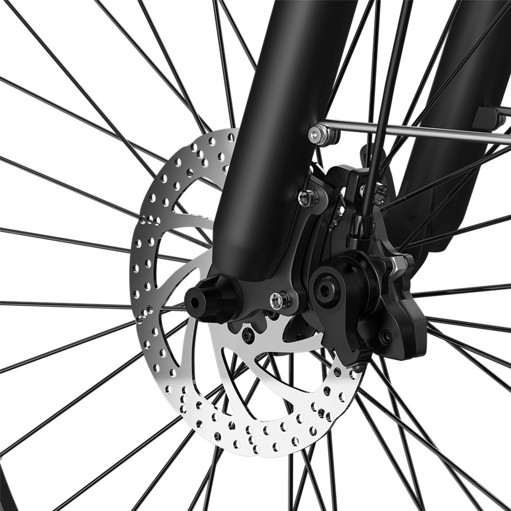 Gros plan sur le disque de frein et la fourche d'un vélo électrique noir. Disque de frein percé.