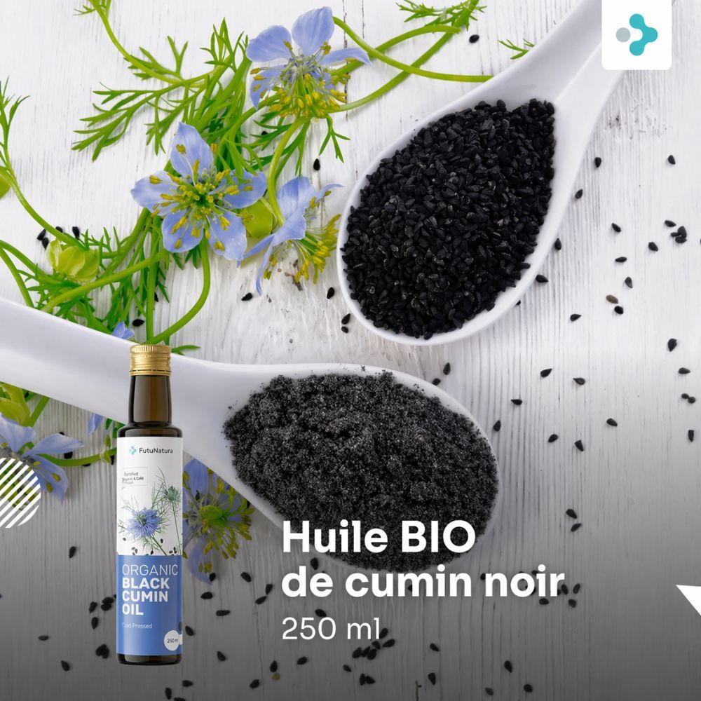 Deux cuillères avec graines noires et huile. Bouteille d'huile de cumin noir. Inscription : Huile BIO de cumin noir, 250 ml.
