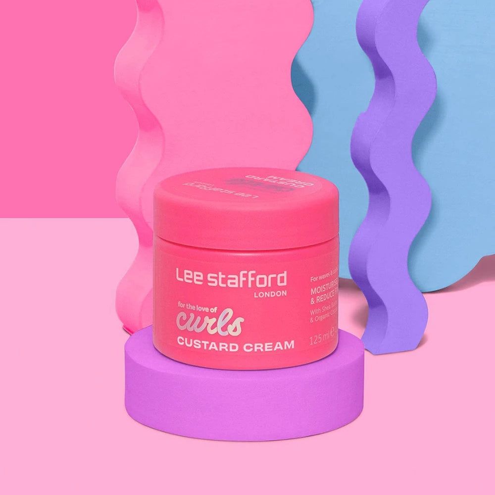 Lee Stafford Curls Custard Cream op een paars plateau, voor kleurrijke golven.