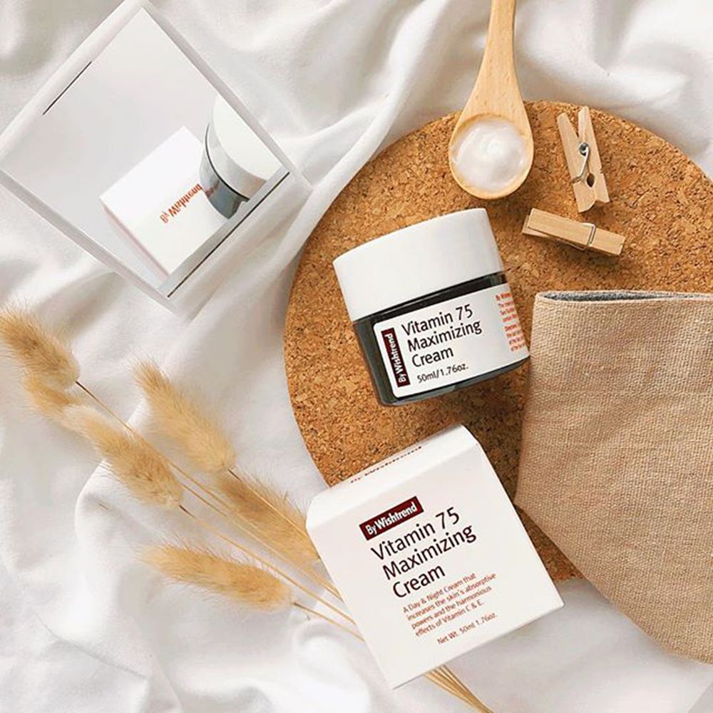 Crèmepot en verpakking op kurkplaat. Opschrift: Vitamin 75 Maximizing Cream. 50ml/1.76fl.oz. Extra accessoires.