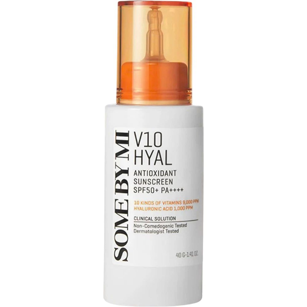 Flacon blanc avec bouchon orange. Texte : V10 Hyal Antioxidant Sunscreen SPF 50+ PA++++. Marque : SOME BY MI.