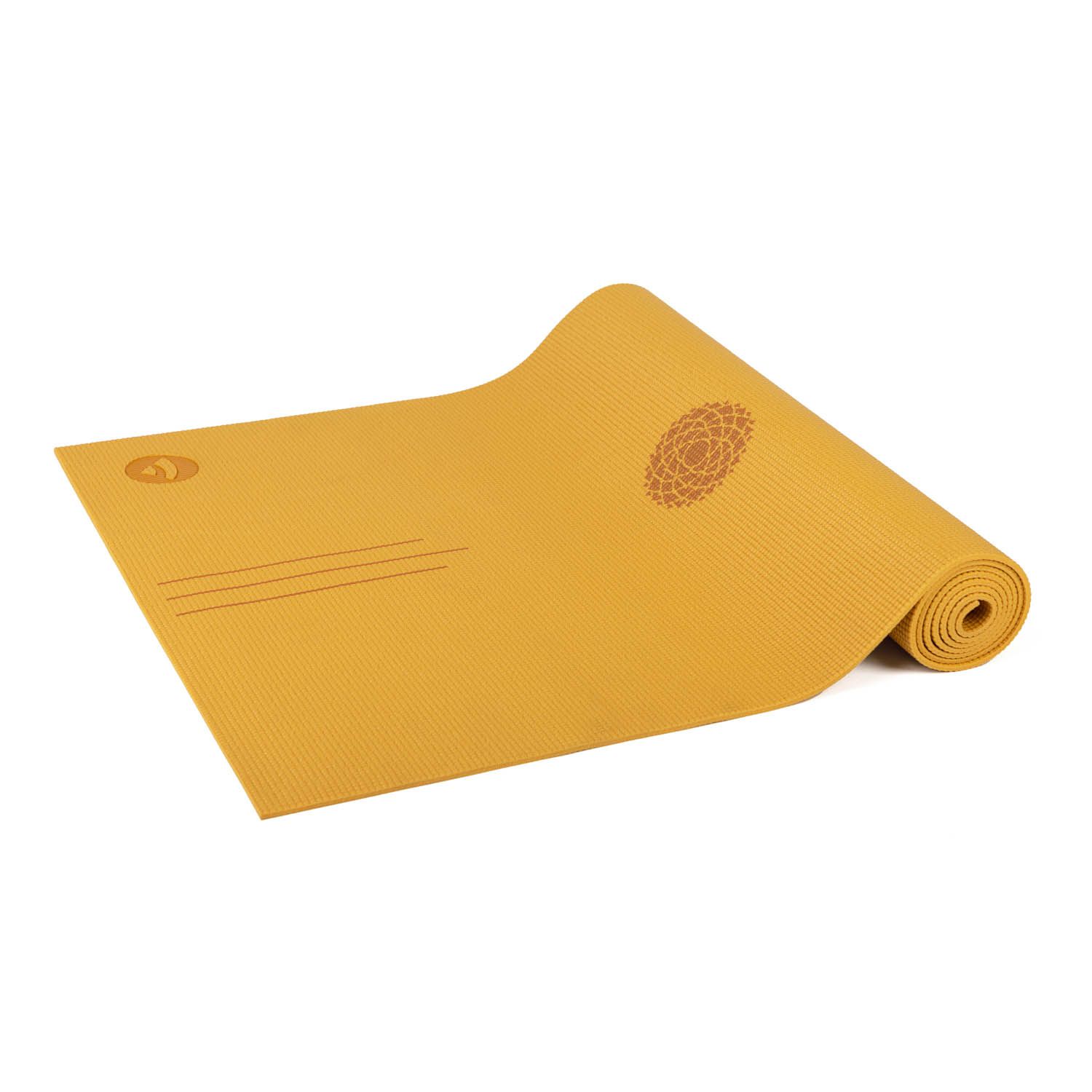 Gele yogamat, gedeeltelijk opgerold, met logo en chakra-symbool. Op witte achtergrond.