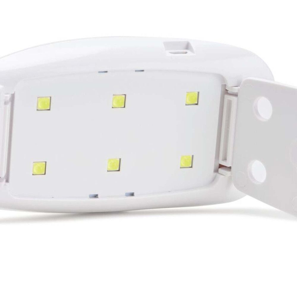 Vue intérieure de la lampe LED blanche. Six lumières LED carrées sont visibles.