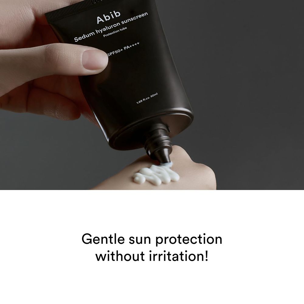 Main pressant de la crème du tube sur la main. Texte : Gentle sun protection without irritation!