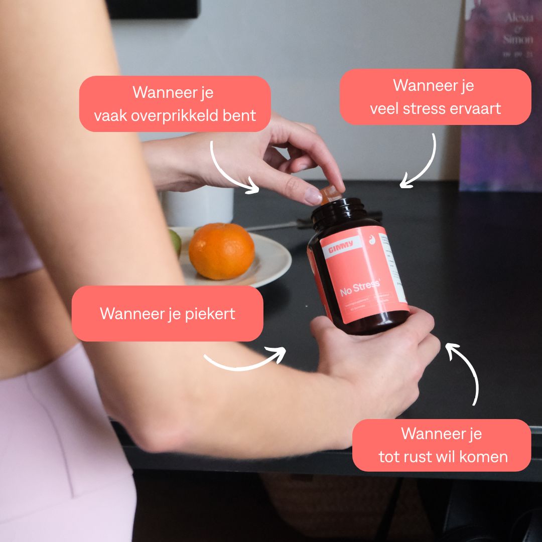 Persoon houdt fles GIMMY No Stress vast. Tekst: Als je: overprikkeld bent, stress hebt, piekert, tot rust wilt komen.