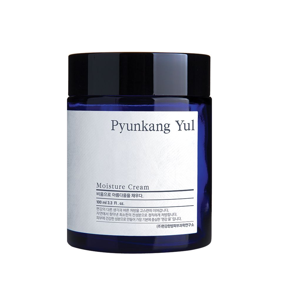 Crème hydratante Pyunkang Yul dans un pot en verre bleu avec un couvercle noir et une étiquette blanche.