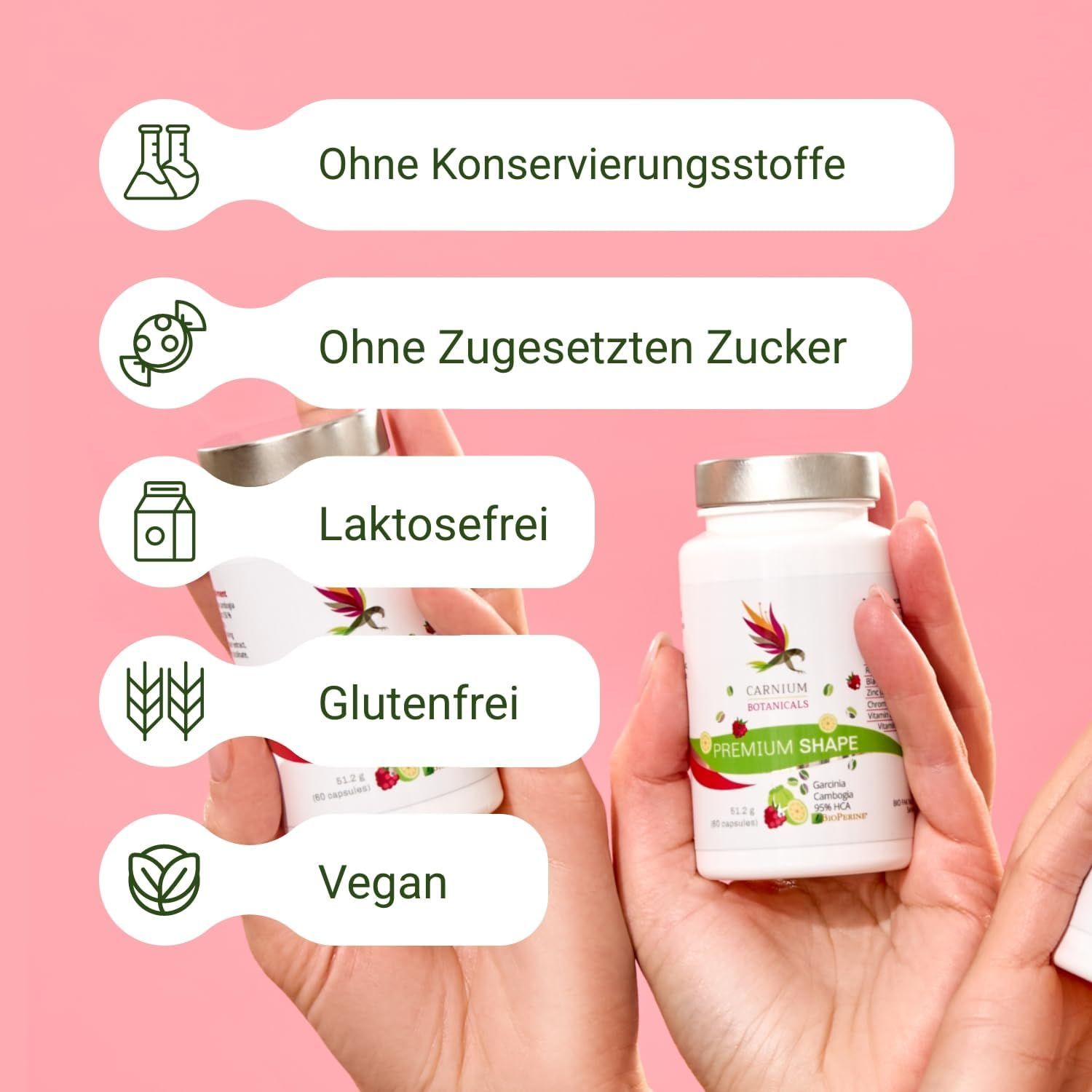 Kleine witte fles met etiket. Handen houden fles en andere etiketten: zonder conserveermiddelen, suiker, lactose, gluten, vegan.