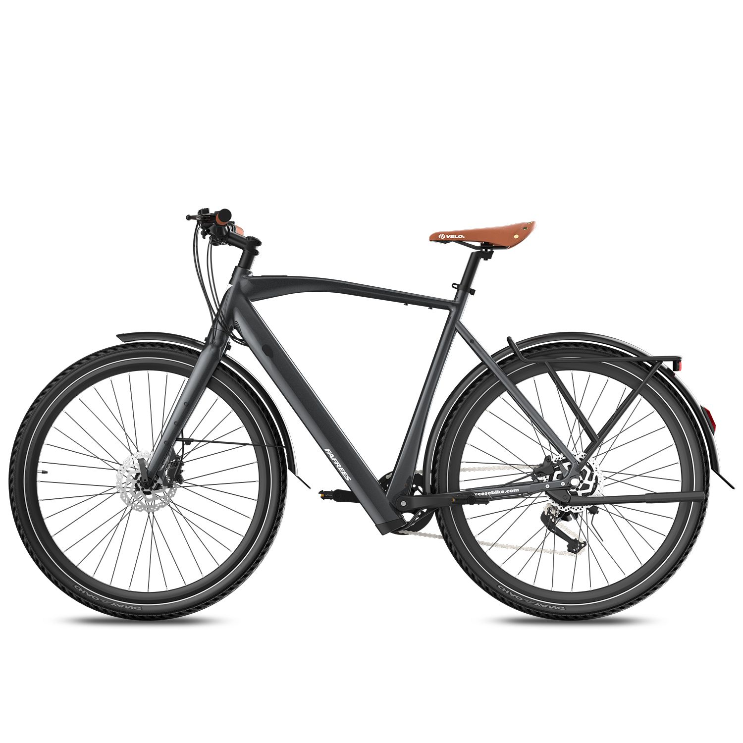 Vélo électrique gris avec selle marron. Pneus noirs, garde-boue et porte-bagages. Freins à disque.