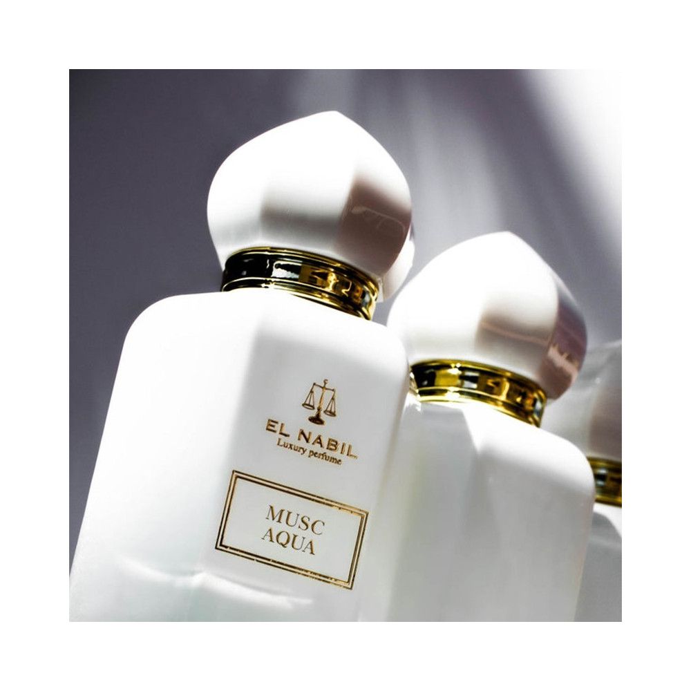 Witte flacons met gouden accenten. Opschrift: El Nabil, Musc Aqua. Parfumflessen met witte dop.