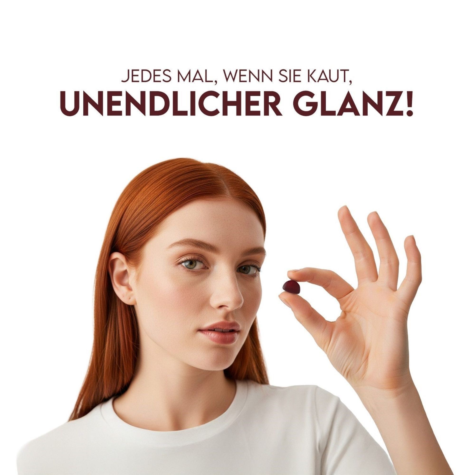Vrouw houdt één VITA CEEL Skin gummy vast tussen duim en wijsvinger.