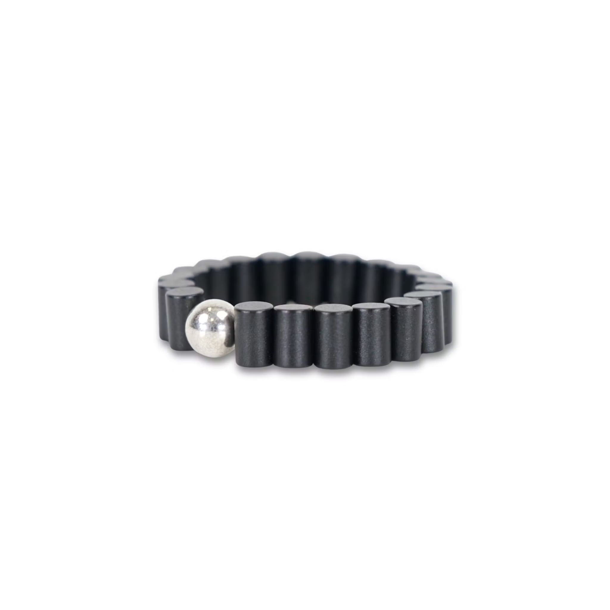 Bague noire avec éléments cylindriques et bille argentée. Produit de bien-être.