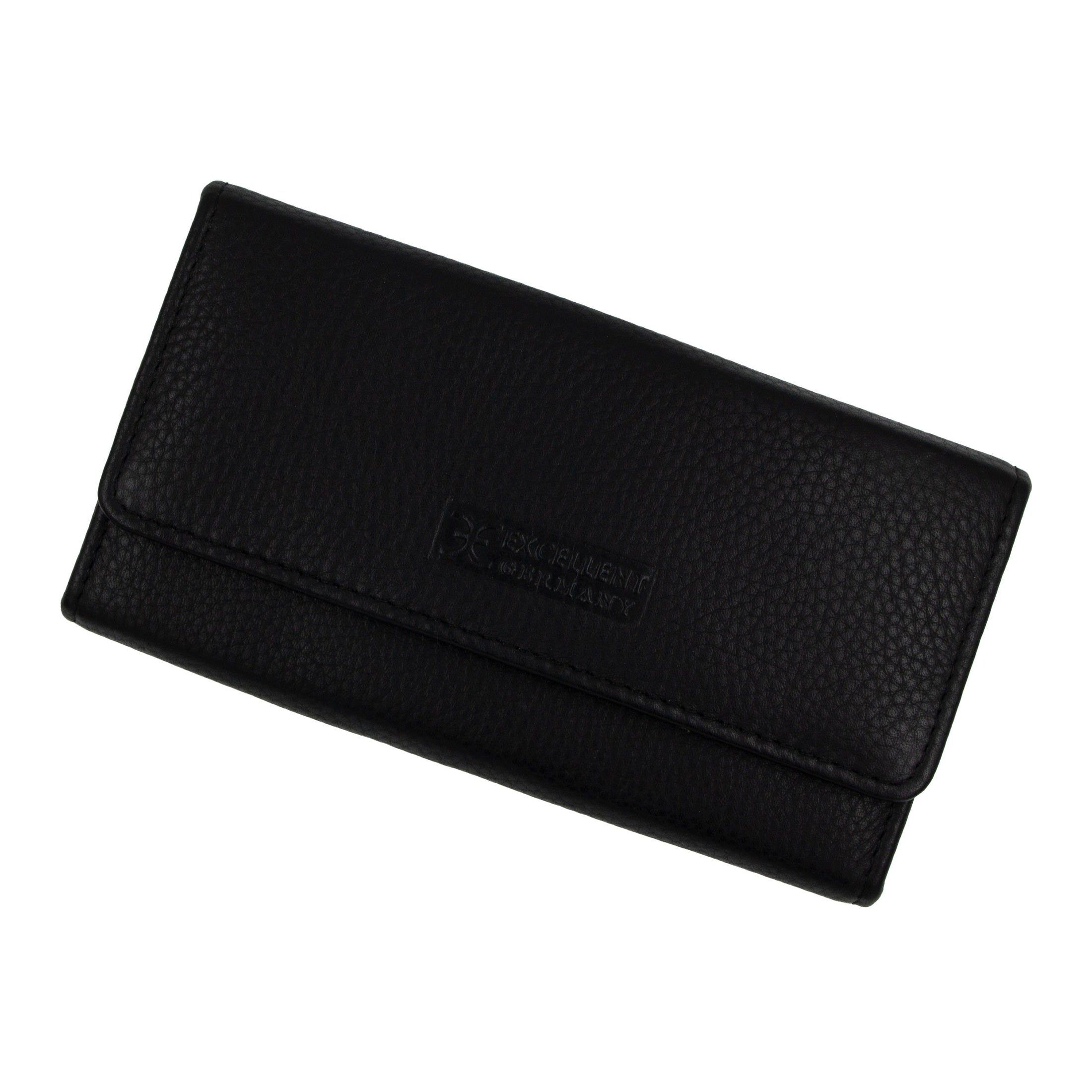 Gesloten zwarte etui van leer. Gehamerd oppervlak. Rechthoekige vorm met flap.