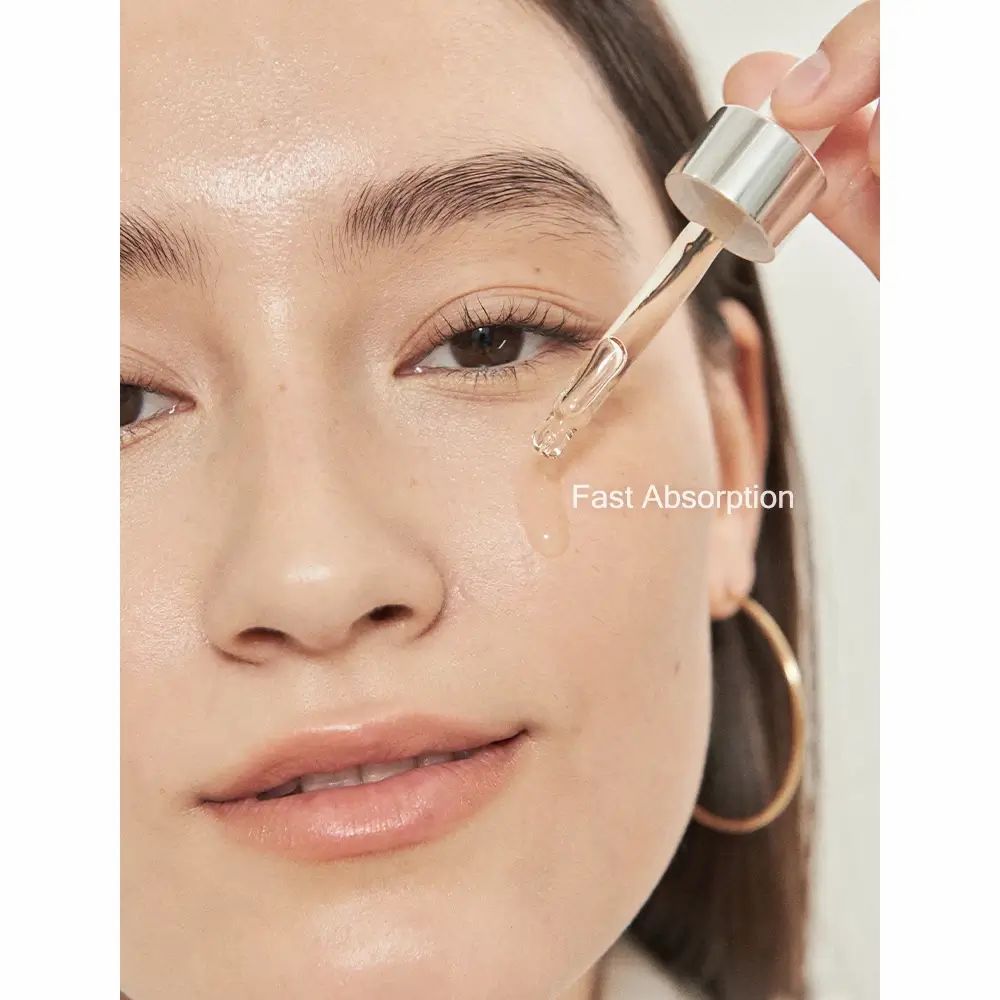 Vrouw met serum applicator. Opschrift: Fast Absorption.