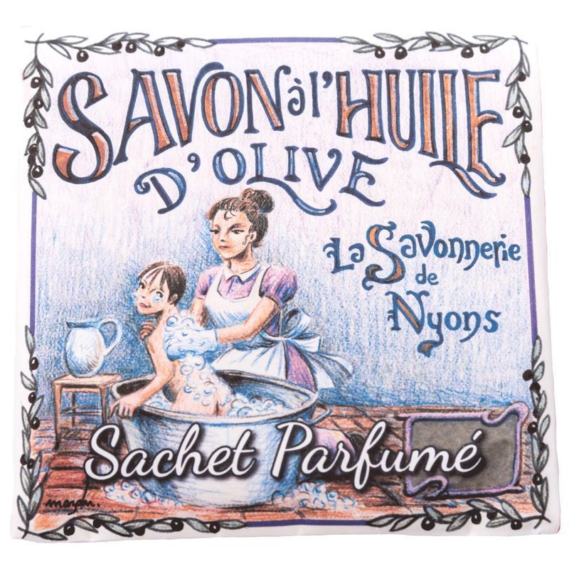 Vierkante verpakking met illustratie. Vrouw wast kind in bad. Tekst: Savon à l'Huile d'Olive, La Savonnerie de Nyons, Sachet Parfumé.