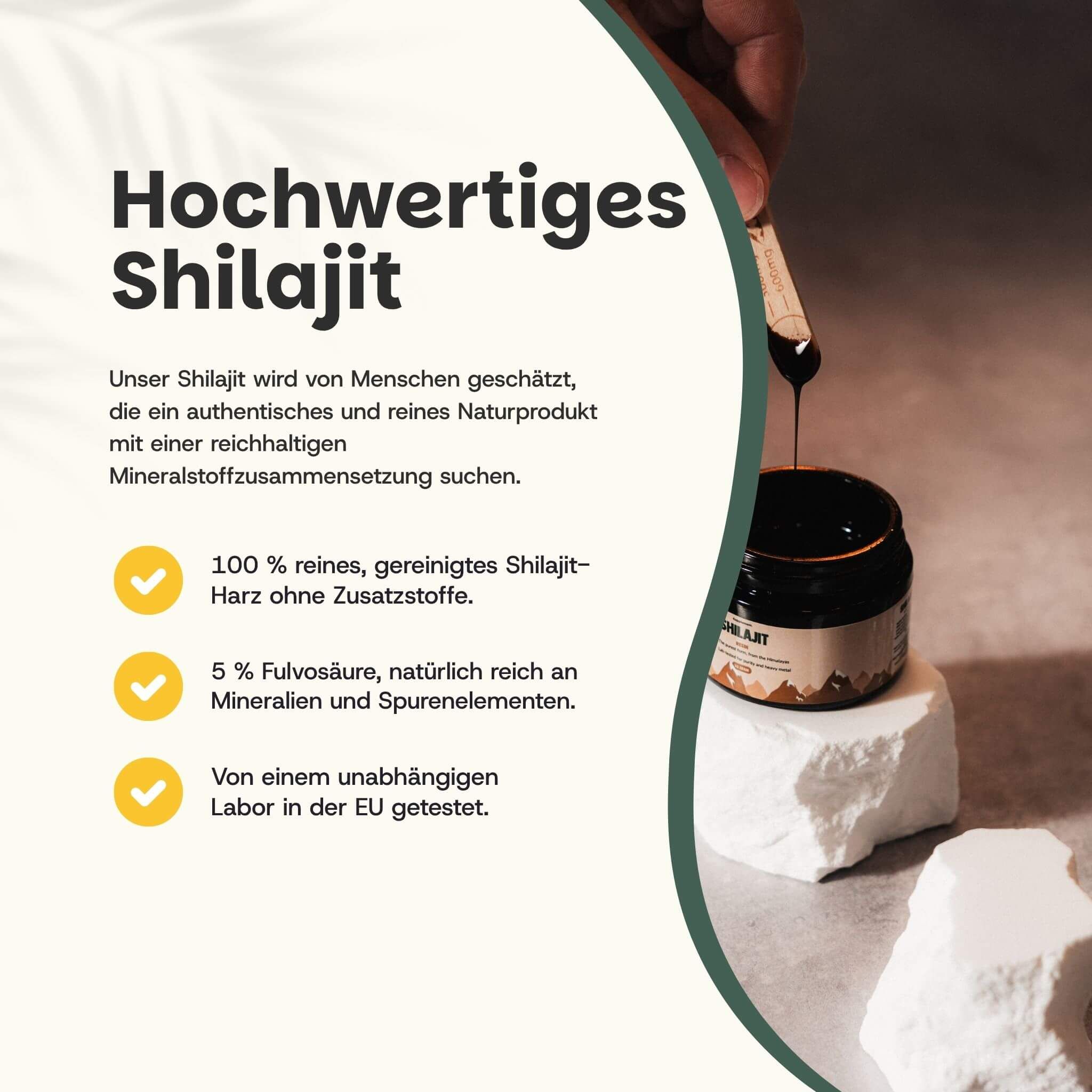 Hoogwaardige Shilajit hars in een donker potje, eruit gehaald met een houten spatel.