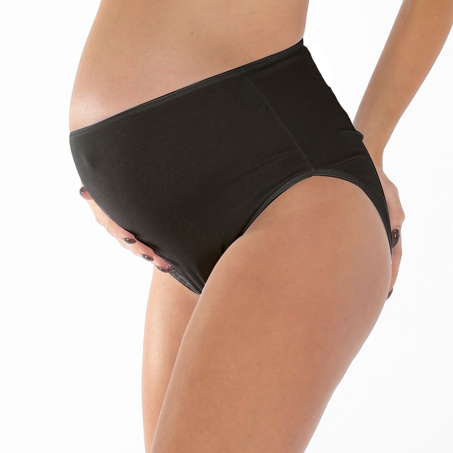 Culotte de grossesse noire. Taille haute, matière modal. Vue latérale, une main sur le ventre, l'autre sur la fesse.
