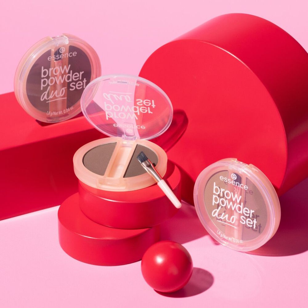 Plusieurs ensembles Essence Brow Powder Duo sur fond rouge. Certains sont ouverts, avec pinceau et produit visibles.