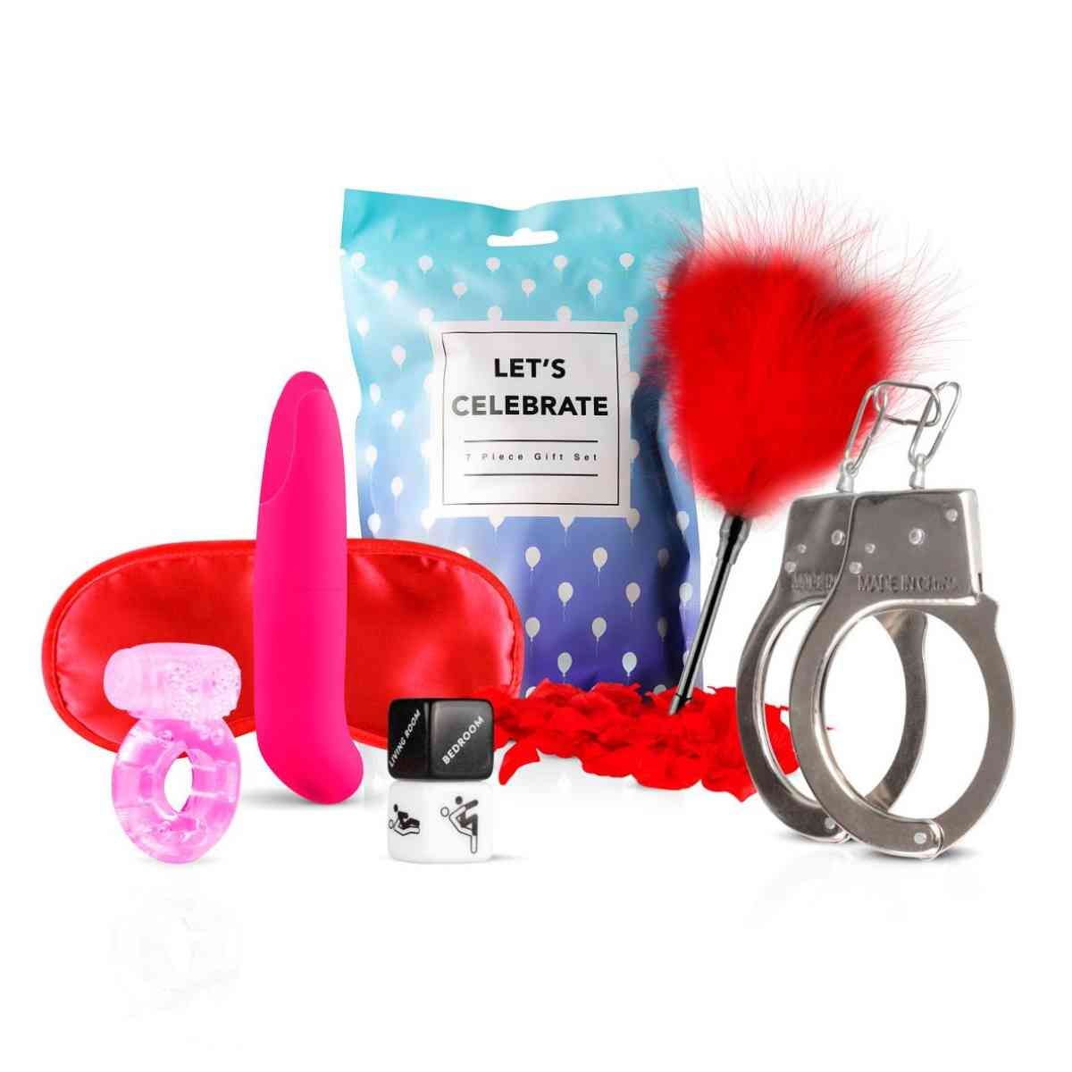 Coffret cadeau avec masque, vibromasseur, anneau, plumeau et menottes. Emballage "Let's Celebrate".