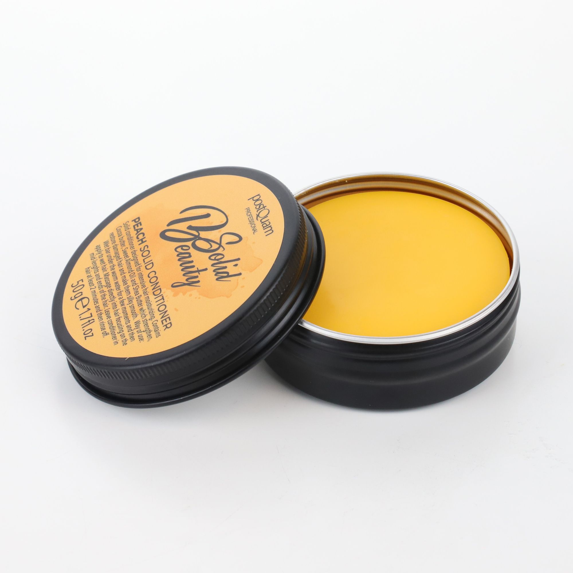 Open pot met gele vaste conditioner. Deksel met opschrift "Solid Beauty" en productinformatie. Zwarte rand.