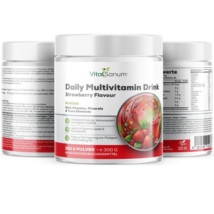 VitaSanum Daily Multivitamin Drink saveur fraise en poudre en boîte, entouré d'autres boîtes. Contient vitamines, minéraux et oligo-éléments.