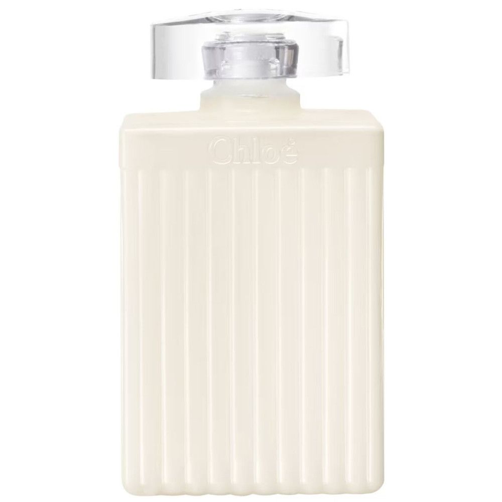 Flacon blanc de lotion pour le corps, design côtelé, bouchon transparent. Logo Chloe en haut.