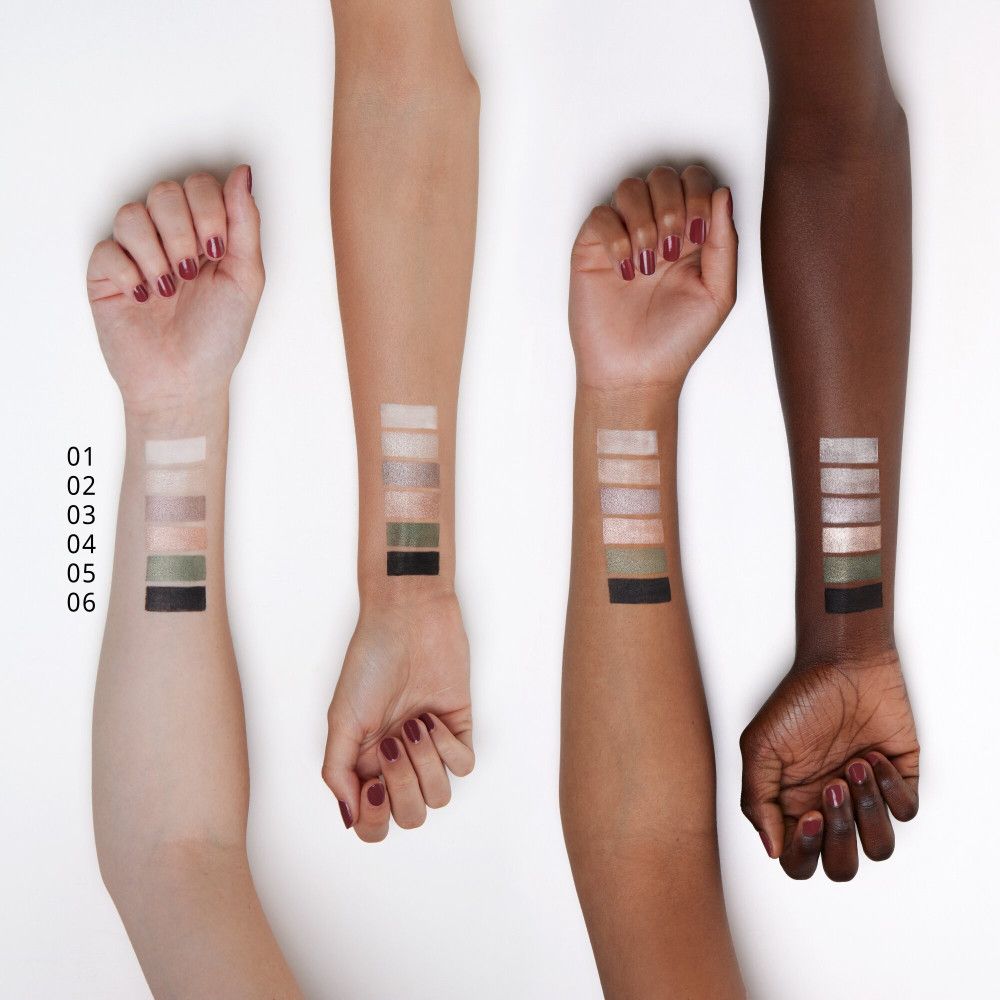 Armen met verschillende huidtinten tonen oogschaduwswatches. Zes kleuren zijn aangebracht en genummerd.