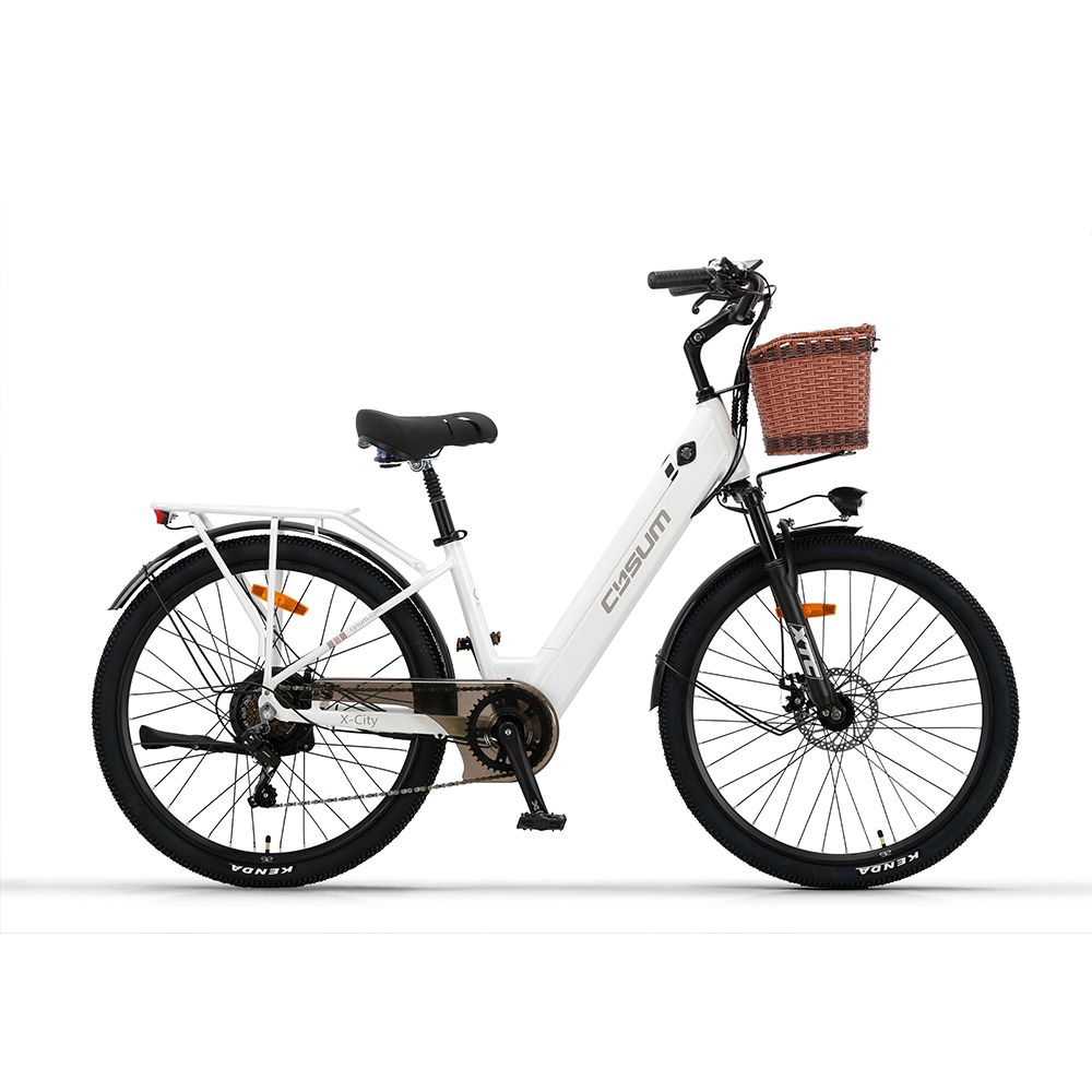 Witte elektrische fiets met mand, zwart frame en banden. Merk CYSUM.