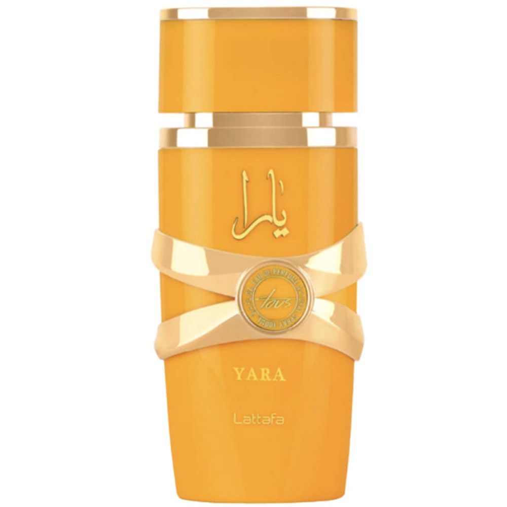 Flacon de parfum jaune avec des détails dorés. Caractères arabes et logo de la marque visibles.