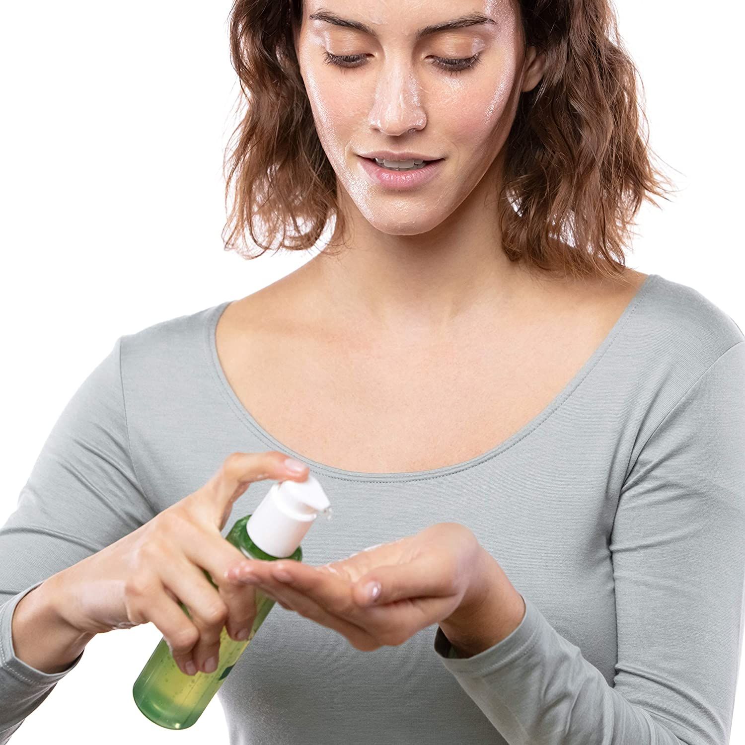 Femme tenant du gel lavant et versant du gel sur sa paume. Inscription Garnier Bio.