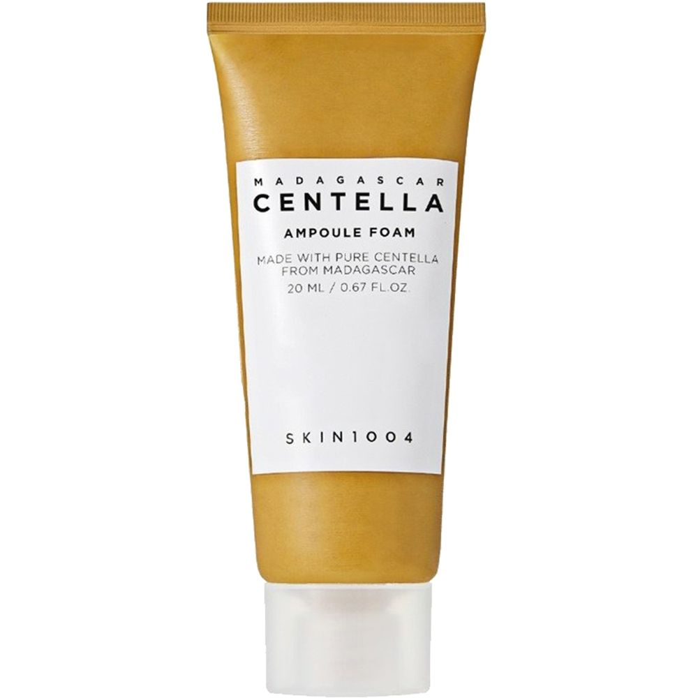 Beige tube met wit etiket. Opschrift: MADAGASCAR CENTELLA AMPULE FOAM. Merk: SKIN1004. Transparante sluiting.