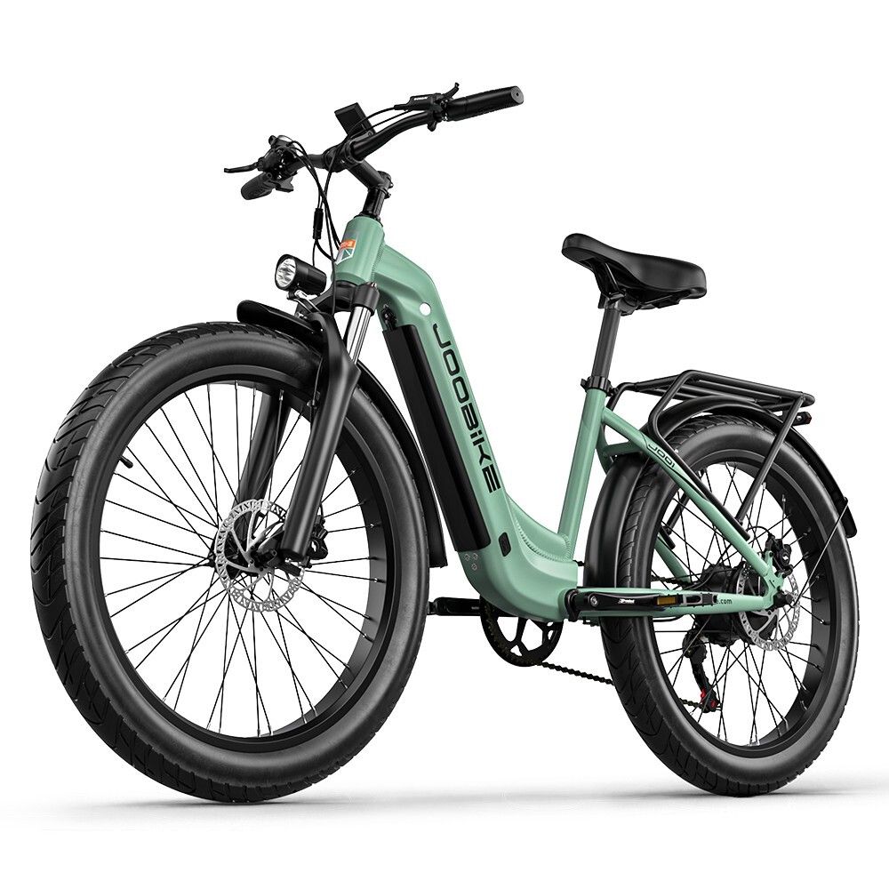 Vélo électrique vert clair avec pneus noirs. Logo JOOBIKE sur le cadre. Phare avant. Batterie 48V.