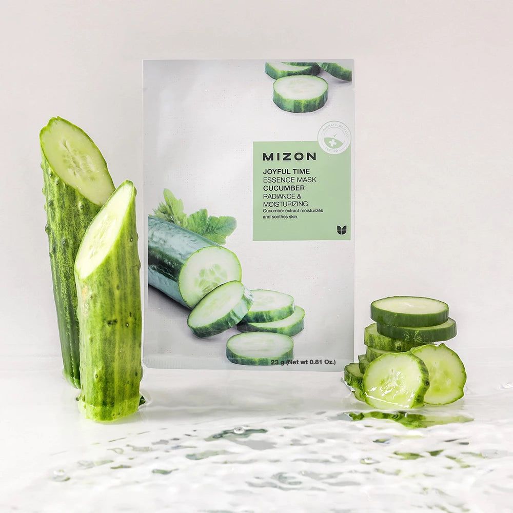 Masque facial avec motif de concombre et tranches de concombre. Concombres entiers et coupés à côté. Inscription : MIZON Joyful Time Essence Mask Gurke.