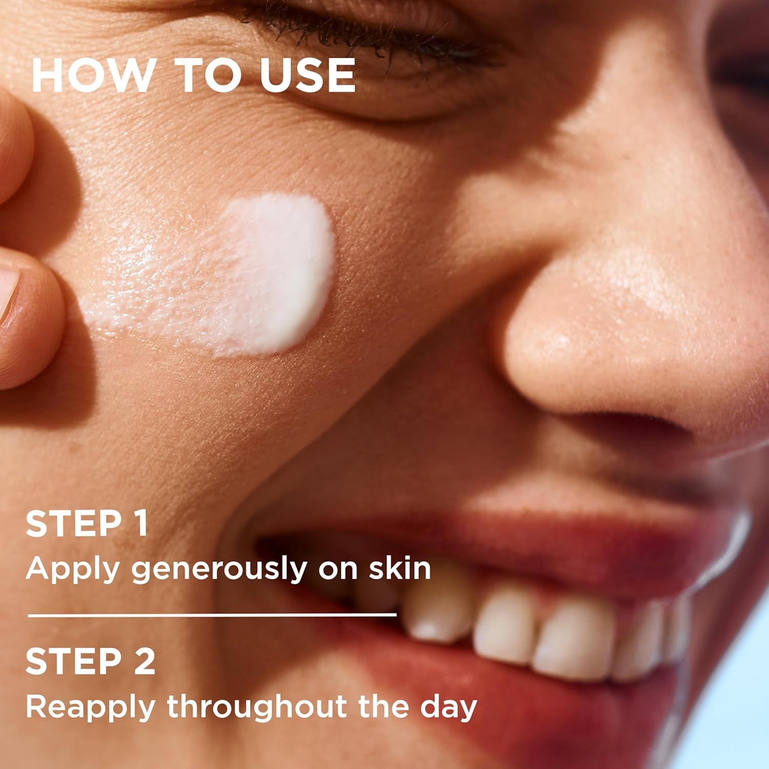 Gros plan d'une personne appliquant le produit sur sa peau. Texte: Appliquer généreusement, renouveler.