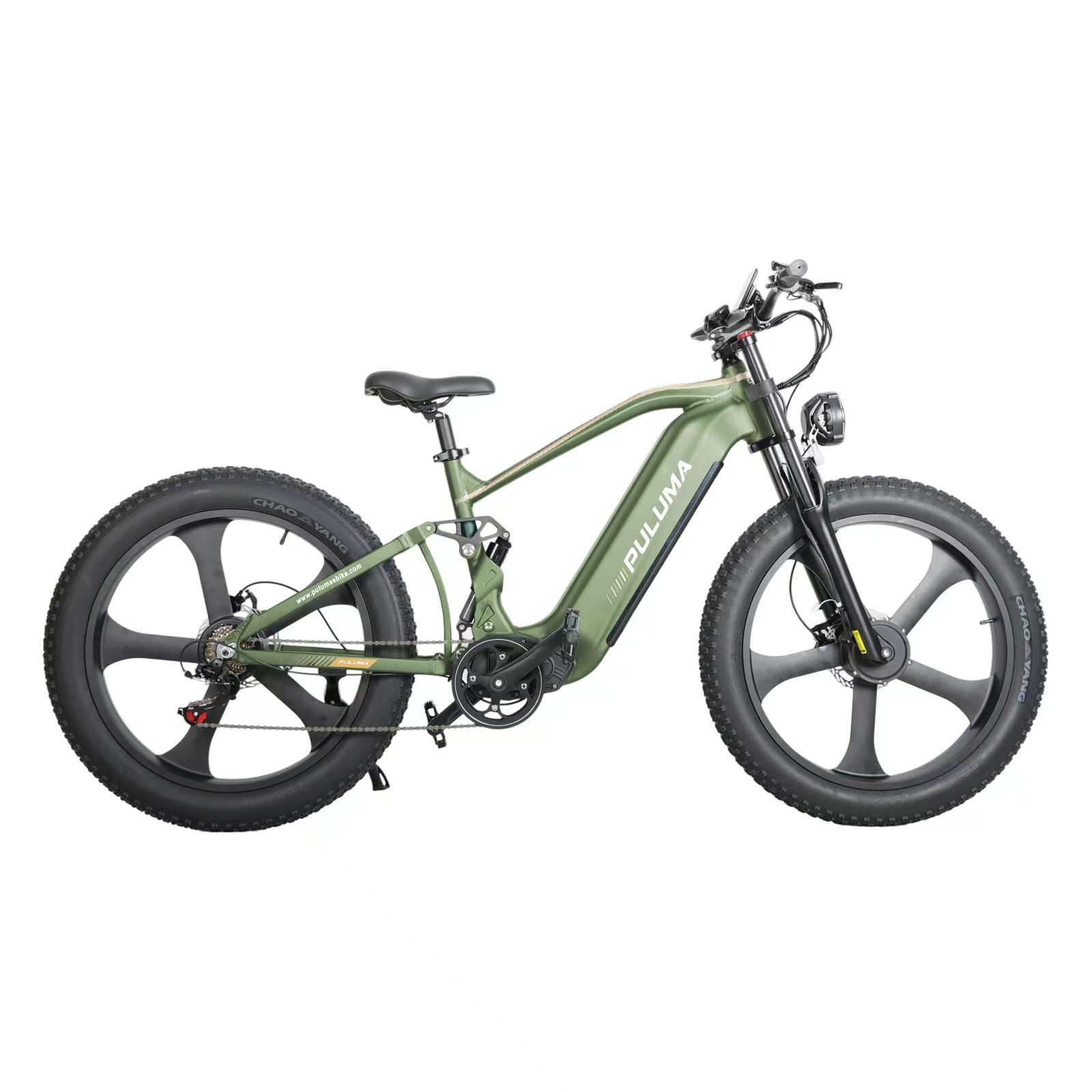Groene elektrische mountainbike met dubbele vering. Merk PULUMA. Zwarte banden, zadel en stuur.