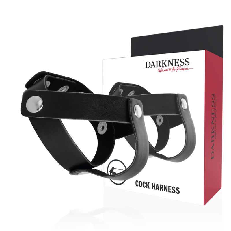 Harnais de pénis en cuir noir avec des rivets argentés, sur un emballage produit.
