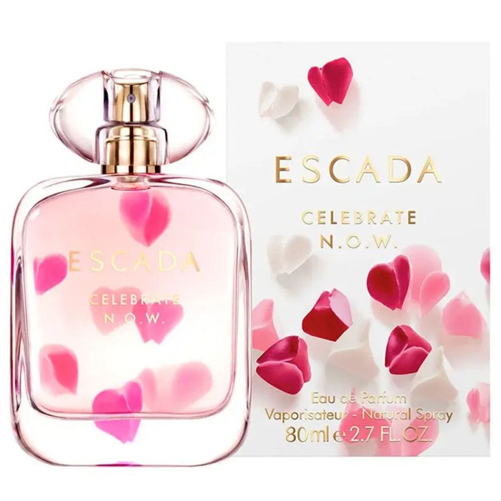 Flacon et emballage Escada Celebrate N.O.W. avec pétales. Flacon carré, liquide rose, bouchon doré. Emballage blanc.