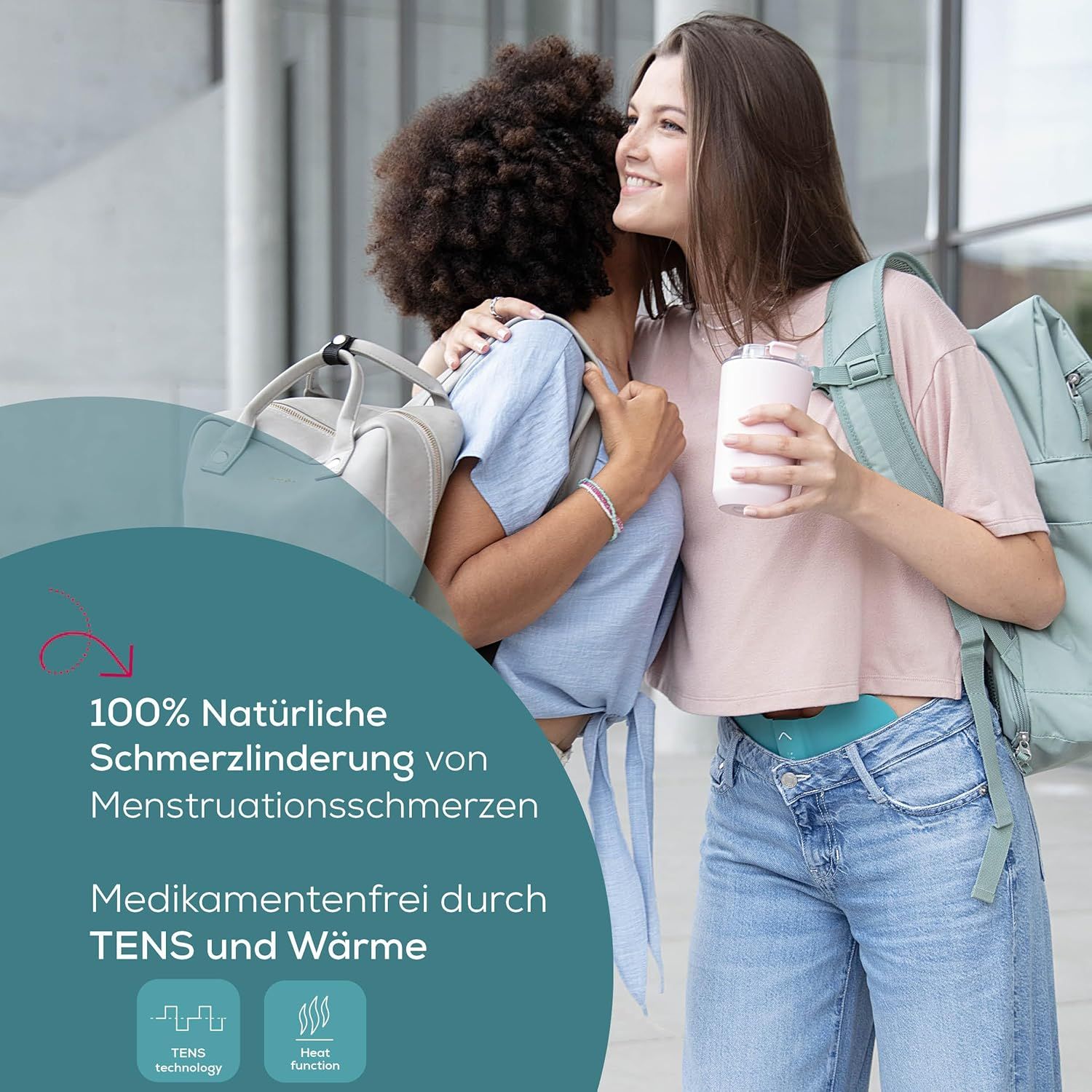 Twee vrouwen omarmen elkaar. Tekst: 100% natuurlijke pijnverlichting. Medicijnvrij door TENS en warmte.