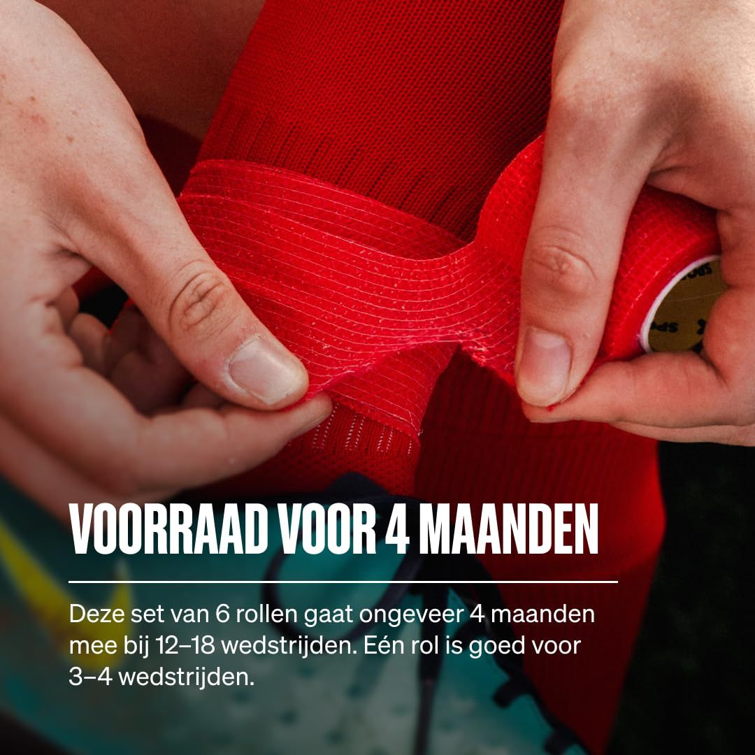 Rood, zelfklevend verbandmateriaal wordt rond een enkel gewikkeld.