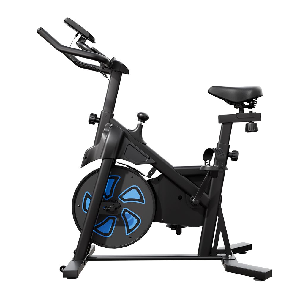Zwarte hometrainer met blauw accent. Zadel, pedalen, digitaal display.