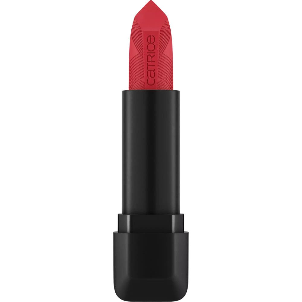 Rode lipstick, zwarte huls. Zichtbaar: productnaam, rode lipstickpunt met patroon.