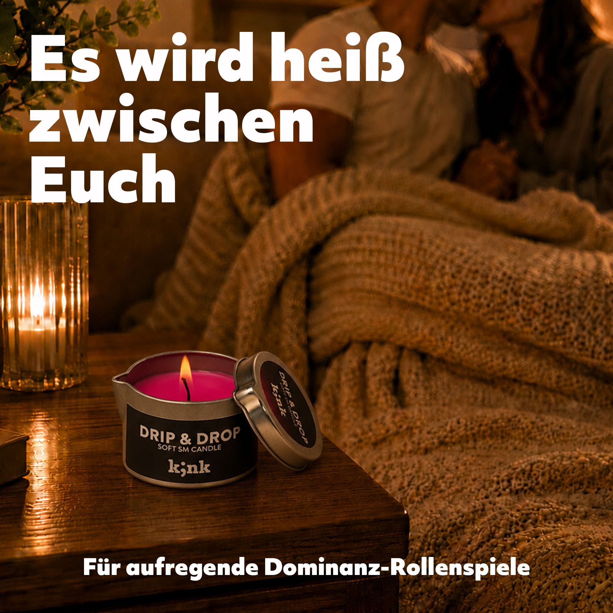 Brandende roze massagekaars op een nachtkastje naast een stel.