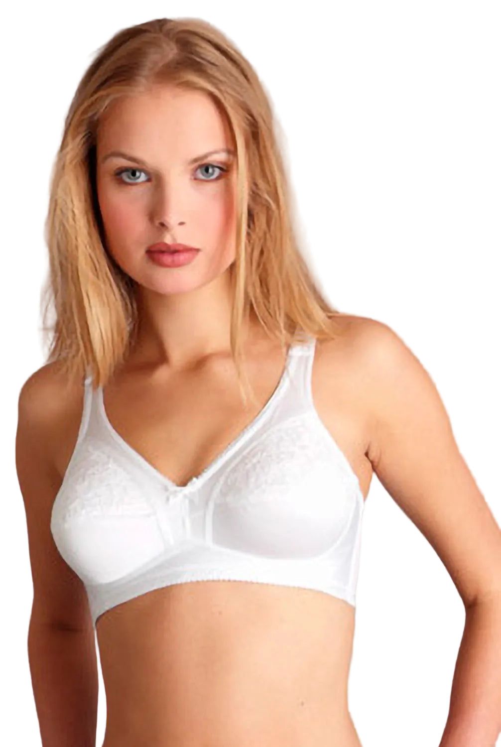 Een vrouw draagt een witte bh van satijn en kant. Vooraanzicht, decolleté van de bh zichtbaar.