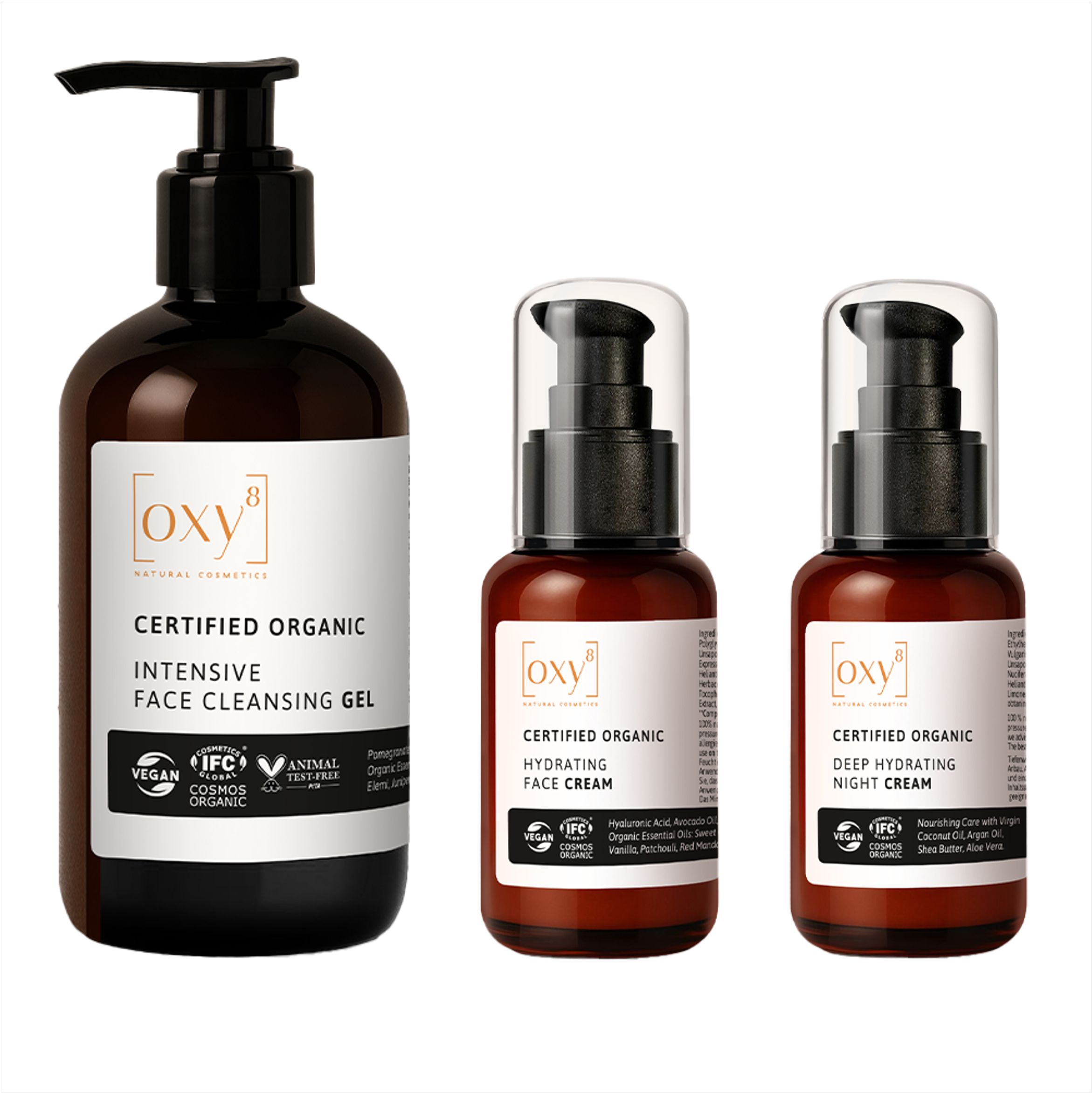 Drie cosmeticaflessen. Een grote fles met pomp en twee kleinere flessen. Allemaal bruin en met een wit etiket.
