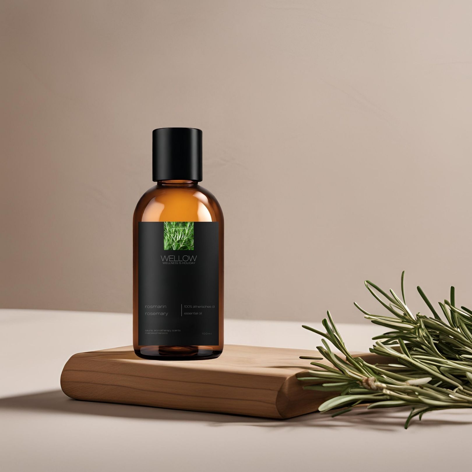 Bruine glazen fles met zwarte dop en etiket. Op een houten plank, daarnaast rozemarijn takken.